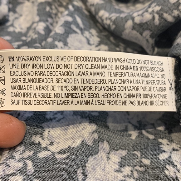 Forever 21 plus size sleeveless midi dress. Has a zipper on the side. Flowered - Picture 7 of 7